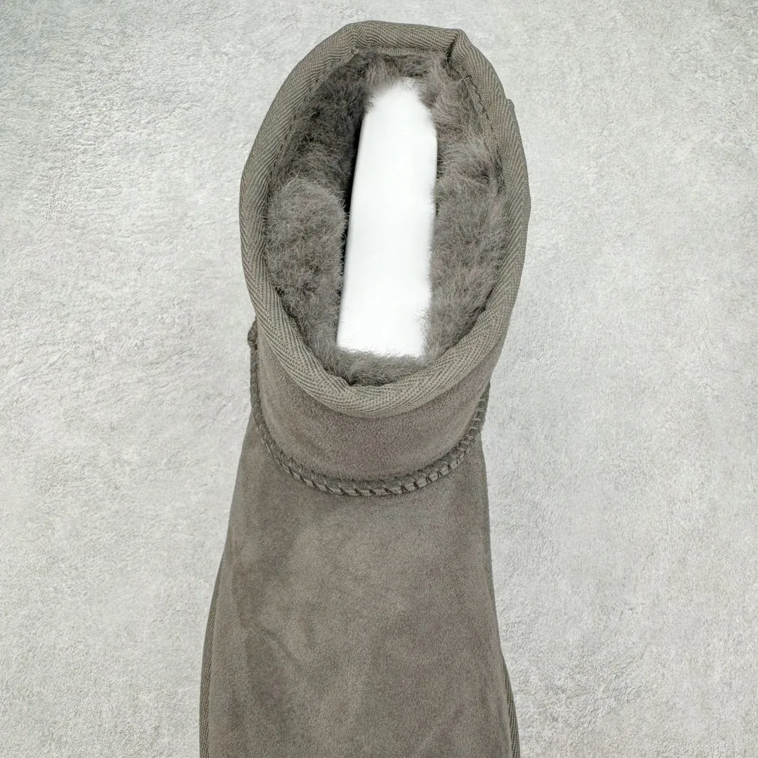 Pick up locally💰520 UGG 6222 Classic short-cut autumn and winter sheepskin and fur integrated snow boots. All shoes are made from the same factory as ZP. Longfeng A-grade Australian imported sheepskin and fur integrated men's and women's boots. Brand OEM production line. Fully follow the ZP process. OEM original pattern maker. Adhering to the principle of no original shoes and no development selection. Pay attention to every detail. The most authentic version on the market. TREADLITE "Light Wing" technology outsole. Lightweight/durable/flexible/pile size: 35 36 37 38 39 40 41 42 43 44 45 Coding: by2936070